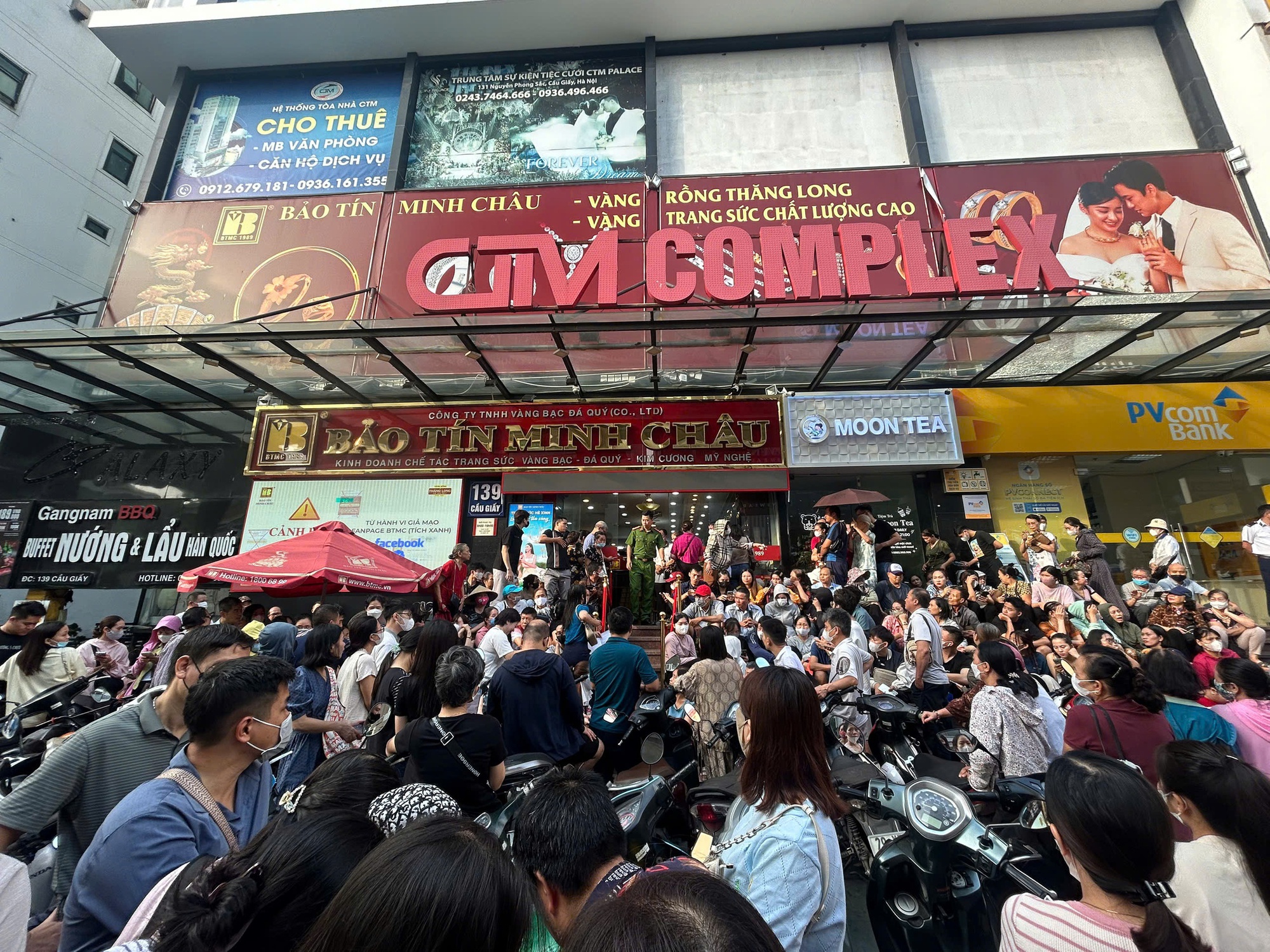 Giá vàng lập đỉnh mới: Người dân xếp hàng chờ mua vàng tại Hà Nội - Ảnh 3. Giá vàng lập đỉnh mới: Người dân xếp hàng chờ mua vàng tại Hà Nội - Ảnh 3.