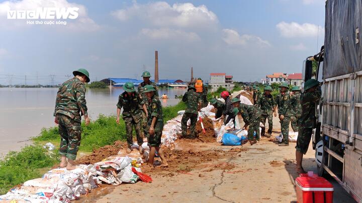 Lũ sông Cầu đạt đỉnh, 2.000 người vật lộn từ sáng đến đêm gia cố đê ở Bắc Ninh- Ảnh 2.