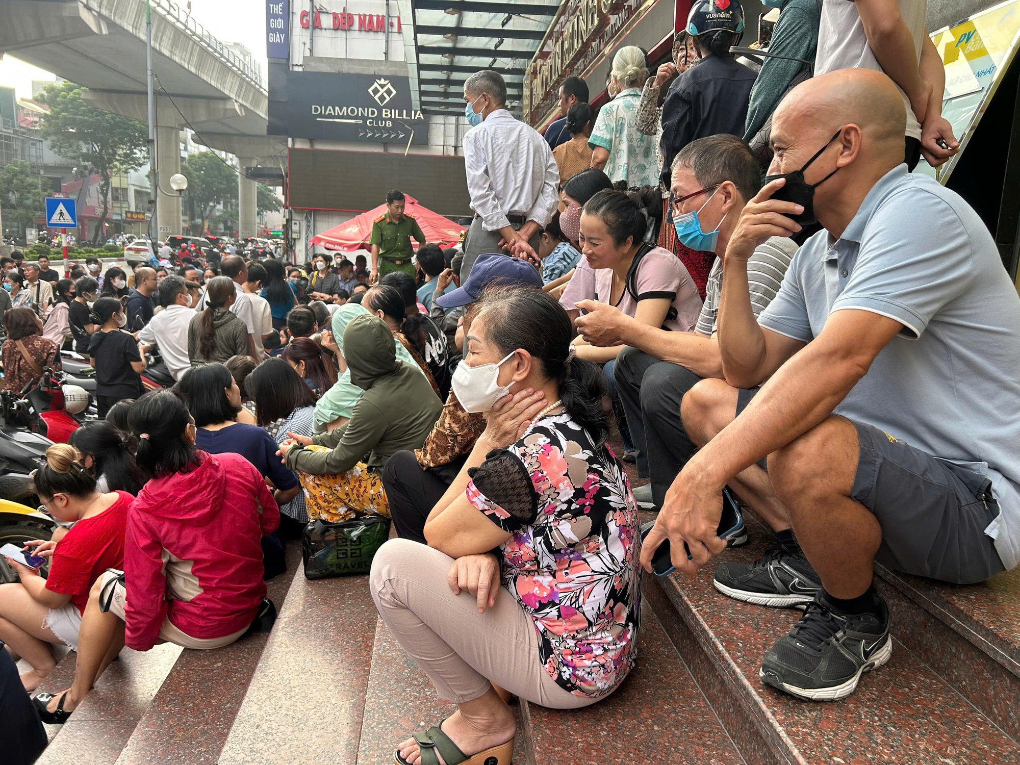 Giá vàng lập đỉnh mới: Người dân xếp hàng chờ mua vàng tại Hà Nội - Ảnh 6. Giá vàng lập đỉnh mới: Người dân xếp hàng chờ mua vàng tại Hà Nội - Ảnh 6.