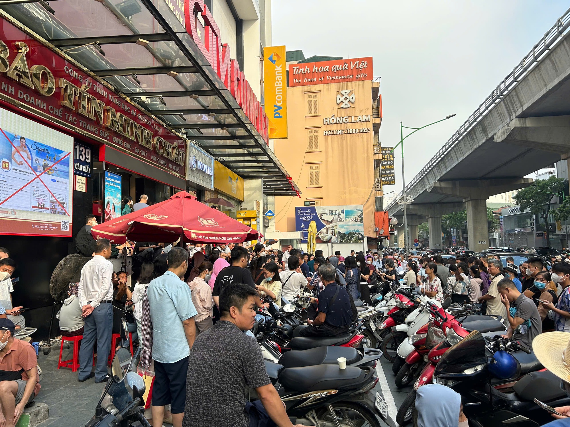 Giá vàng lập đỉnh mới: Người dân xếp hàng chờ mua vàng tại Hà Nội - Ảnh 4. Giá vàng lập đỉnh mới: Người dân xếp hàng chờ mua vàng tại Hà Nội - Ảnh 4.