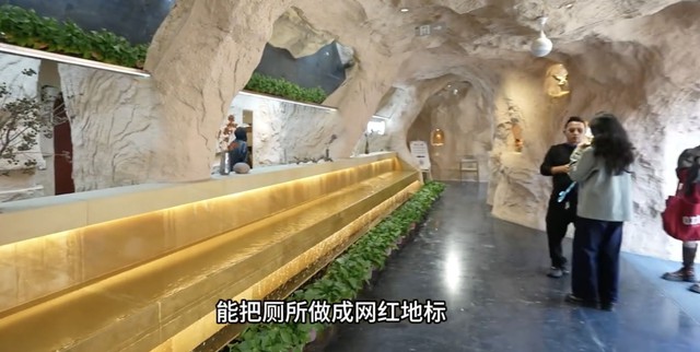 Dân tình đang ùn ùn check-in tại 1 nhà vệ sinh công cộng: Thật sự mê hoặc, không ai muốn rời đi- Ảnh 3.