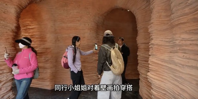 Dân tình đang ùn ùn check-in tại 1 nhà vệ sinh công cộng: Thật sự mê hoặc, không ai muốn rời đi- Ảnh 2.