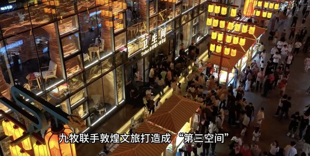 Dân tình đang ùn ùn check-in tại 1 nhà vệ sinh công cộng: Thật sự mê hoặc, không ai muốn rời đi- Ảnh 1.