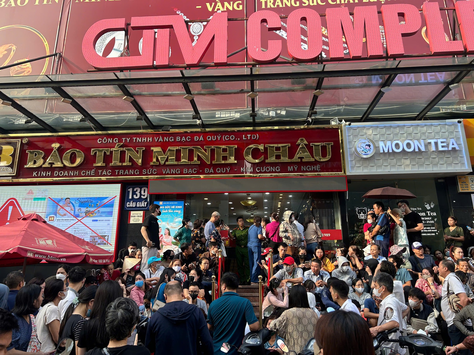 Giá vàng lập đỉnh mới: Người dân xếp hàng chờ mua vàng tại Hà Nội - Ảnh 1. Giá vàng lập đỉnh mới: Người dân xếp hàng chờ mua vàng tại Hà Nội - Ảnh 1.