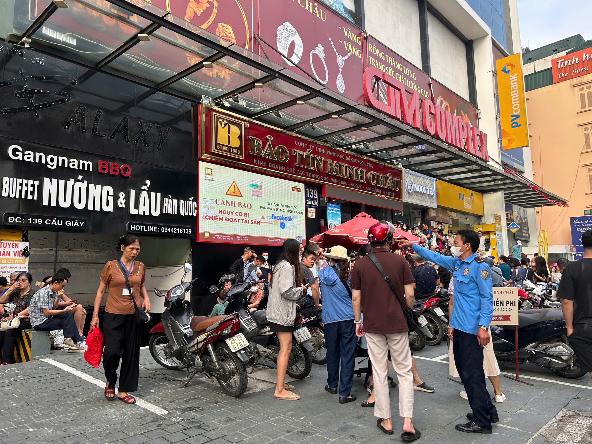 Giá vàng lập đỉnh mới: Người dân xếp hàng chờ mua vàng tại Hà Nội - Ảnh 2. Giá vàng lập đỉnh mới: Người dân xếp hàng chờ mua vàng tại Hà Nội - Ảnh 2.