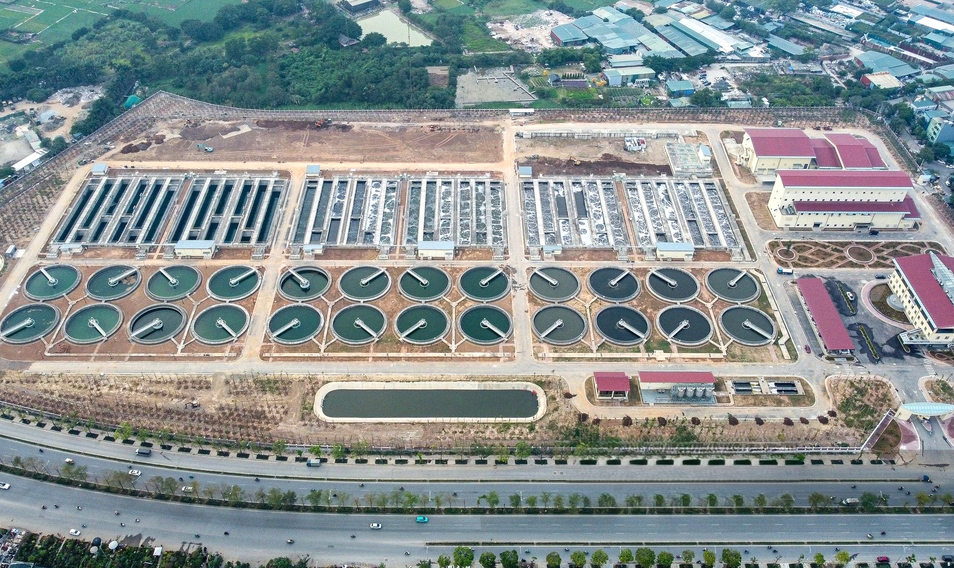 Nhà máy lớn bậc nhất ĐNÁ tại Hà Nội: Công suất "khủng" vừa giảm ngập lụt, vừa "hồi sinh" sông Tô Lịch - Ảnh 1. Nhà máy lớn bậc nhất ĐNÁ tại Hà Nội: Công suất "khủng" vừa giảm ngập lụt, vừa "hồi sinh" sông Tô Lịch - Ảnh 1.
