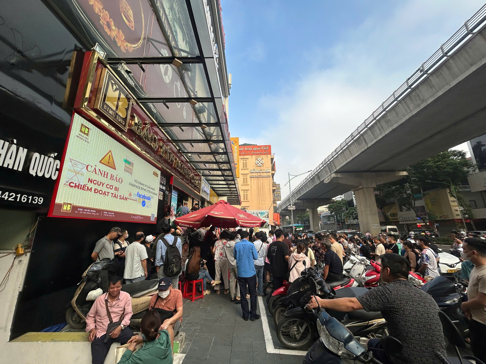 Giá vàng lập đỉnh mới: Người dân xếp hàng chờ mua vàng tại Hà Nội - Ảnh 7. Giá vàng lập đỉnh mới: Người dân xếp hàng chờ mua vàng tại Hà Nội - Ảnh 7.