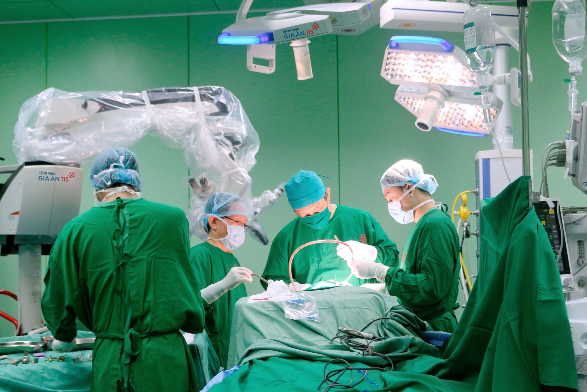 Mổ khẩn cứu cô gái trẻ vừa đưa tới bệnh viện thì hôn mê - Ảnh 1.