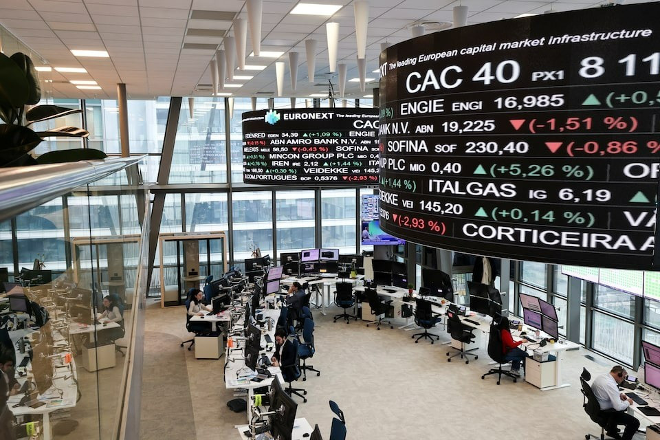 Giá vàng thế giới 'đu đỉnh' trước biến động chính trị- Ảnh 2.