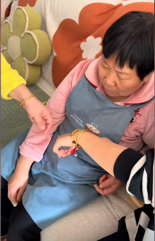 Tích vàng suốt 10 năm, chứng kiến giá tăng từng ngày, người phụ nữ 50 tuổi ở Trung Quốc bỗng bất lực: Tôi thất bại rồi!- Ảnh 2. Tích vàng suốt 10 năm, chứng kiến giá tăng từng ngày, người phụ nữ 50 tuổi ở Trung Quốc bỗng bất lực: Tôi thất bại rồi!- Ảnh 2.