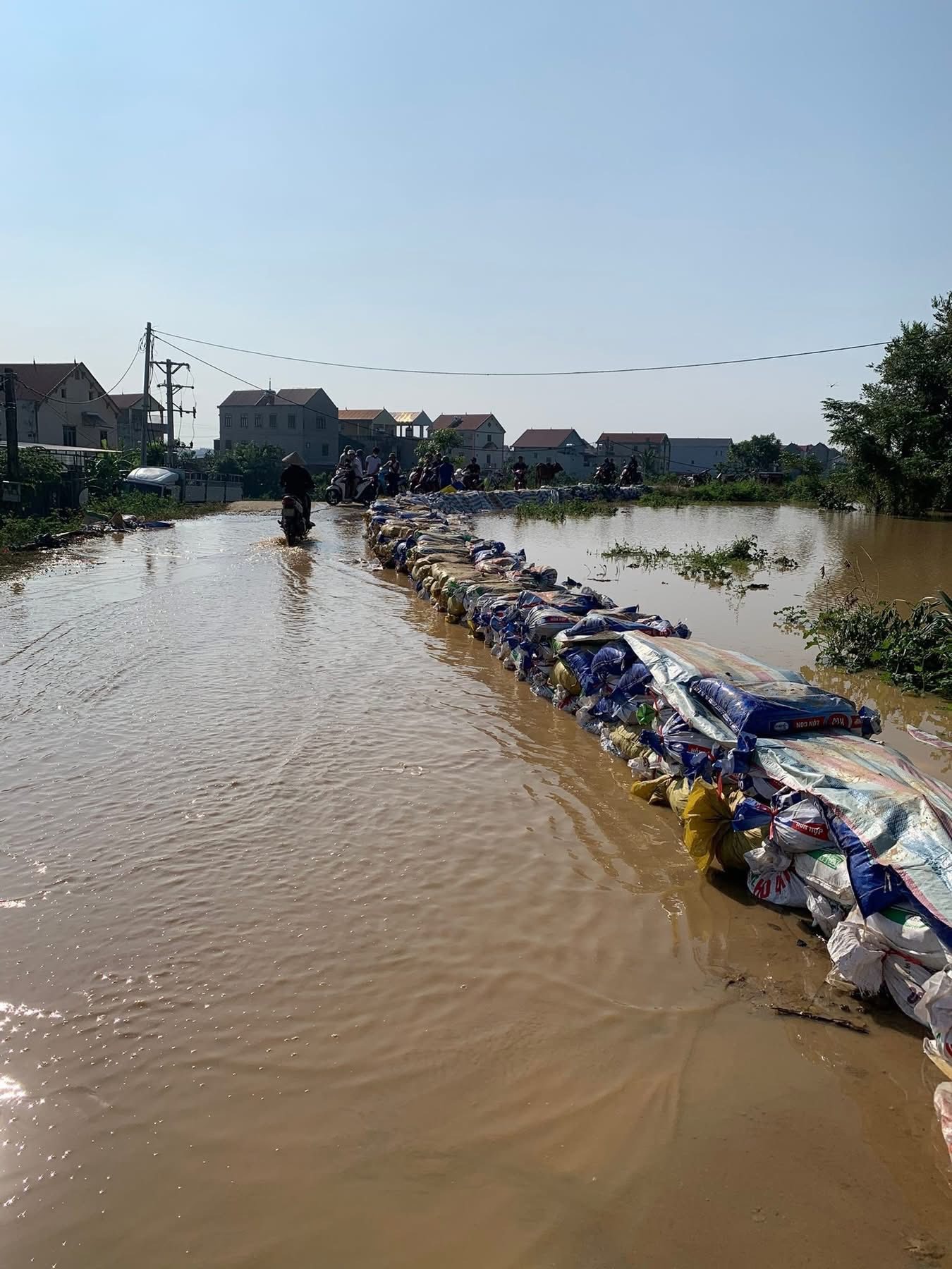 VIDEO: Nhiều khu dân cư ở Bắc Ninh nước ngập mái nhà trong trận lũ lịch sử- Ảnh 7. VIDEO: Nhiều khu dân cư ở Bắc Ninh nước ngập mái nhà trong trận lũ lịch sử- Ảnh 7.