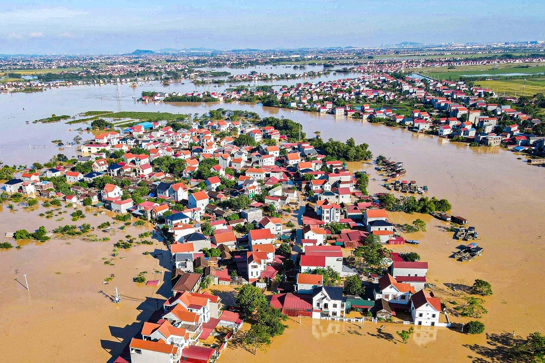 VIDEO: Nhiều khu dân cư ở Bắc Ninh nước ngập mái nhà trong trận lũ lịch sử- Ảnh 2. VIDEO: Nhiều khu dân cư ở Bắc Ninh nước ngập mái nhà trong trận lũ lịch sử- Ảnh 2.