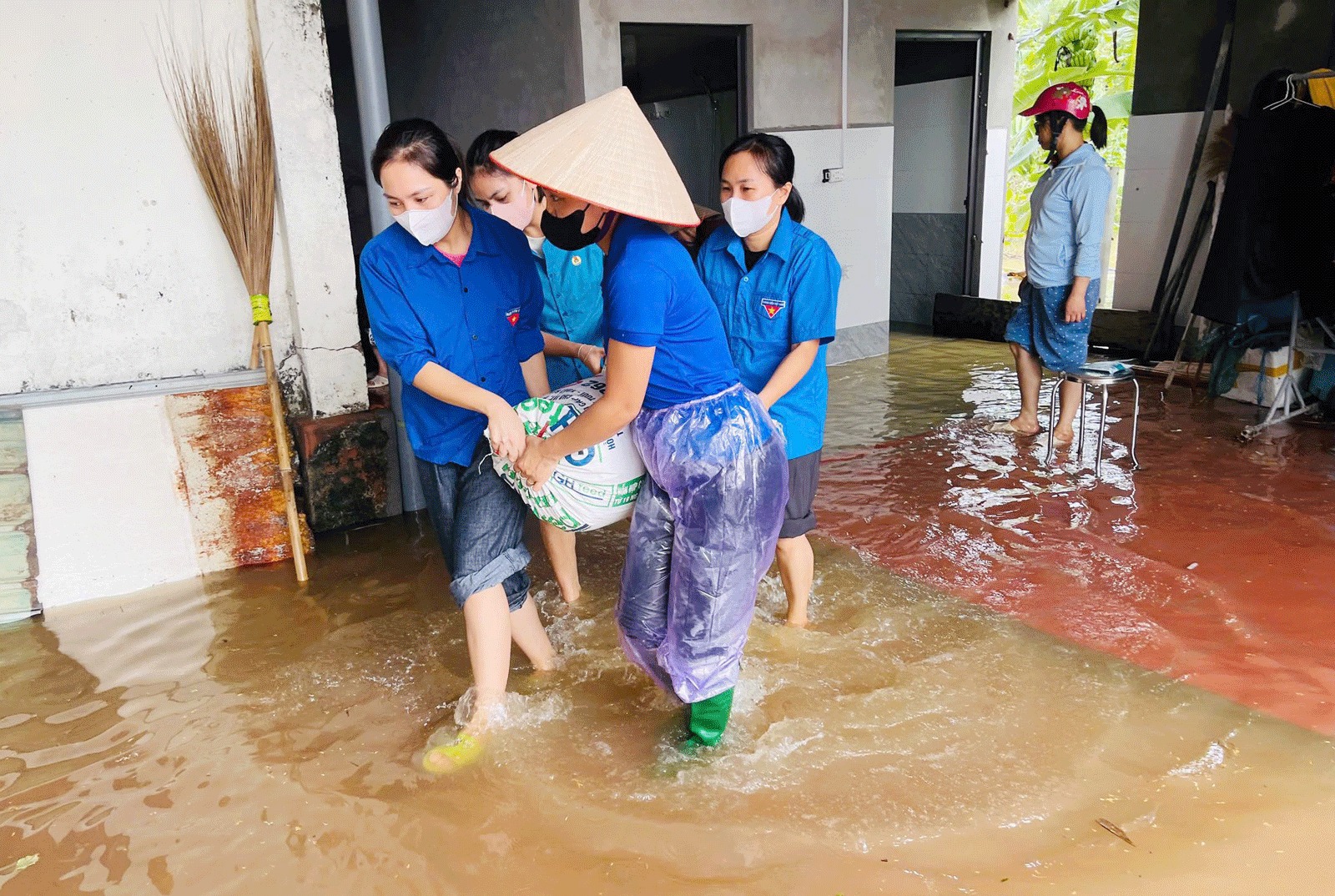 VIDEO: Nhiều khu dân cư ở Bắc Ninh nước ngập mái nhà trong trận lũ lịch sử- Ảnh 8. VIDEO: Nhiều khu dân cư ở Bắc Ninh nước ngập mái nhà trong trận lũ lịch sử- Ảnh 8.
