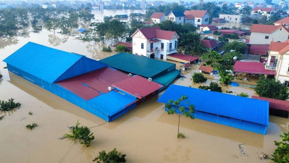 VIDEO: Nhiều khu dân cư ở Bắc Ninh nước ngập mái nhà trong trận lũ lịch sử- Ảnh 6. VIDEO: Nhiều khu dân cư ở Bắc Ninh nước ngập mái nhà trong trận lũ lịch sử- Ảnh 6.