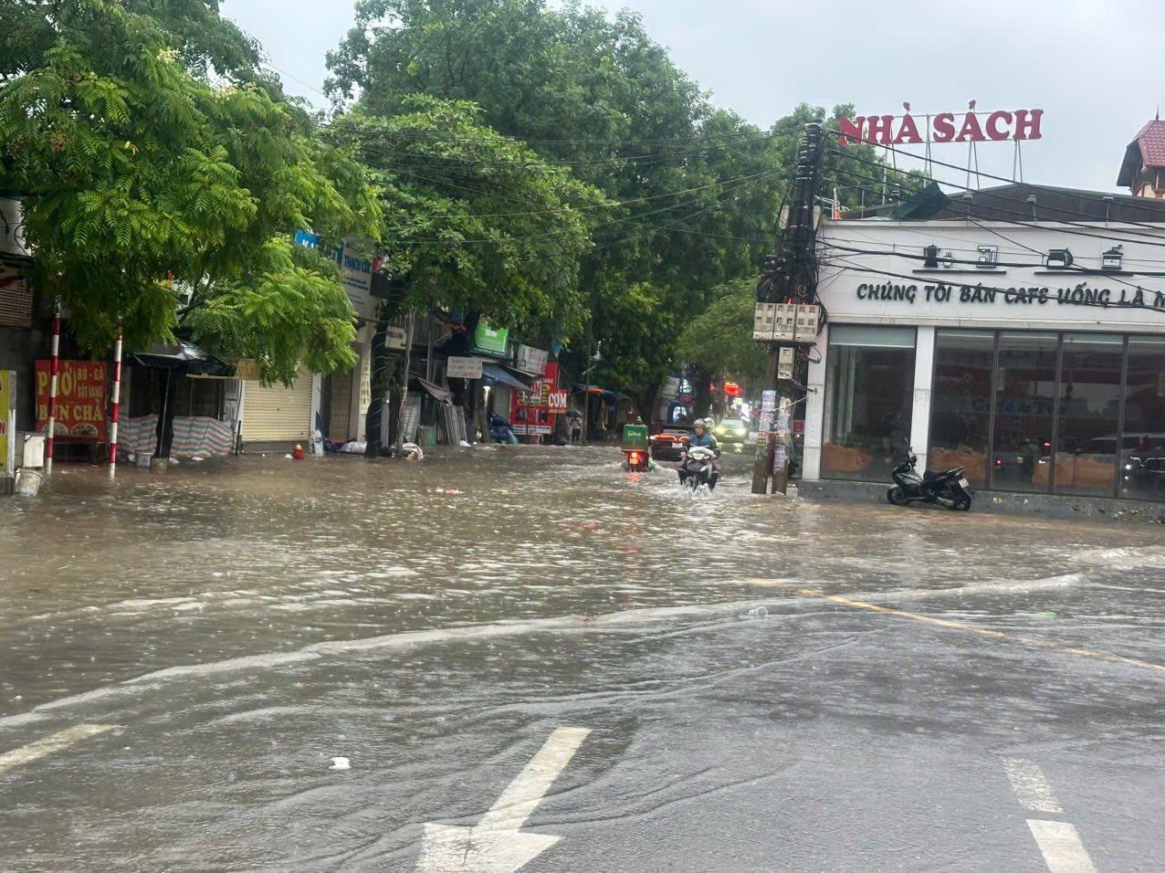 Lùm xùm Vinhomes Smart City bơm thoát nước ra nhà dân, ban quản lý nói gì? 2 Bị hiểu lầm Vinhomes Smart City bơm thoát nước ra khu dân cư Tây Mỗ, BQL KĐT lên tiếng - Ảnh 2.