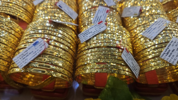 Tối 9-10, xuất hiện giá vàng miếng SJC vượt 148 triệu đồng ở cửa hàng vàng nhỏ- Ảnh 1. Tối 9-10, xuất hiện giá vàng miếng SJC vượt 148 triệu đồng ở cửa hàng vàng nhỏ- Ảnh 1.