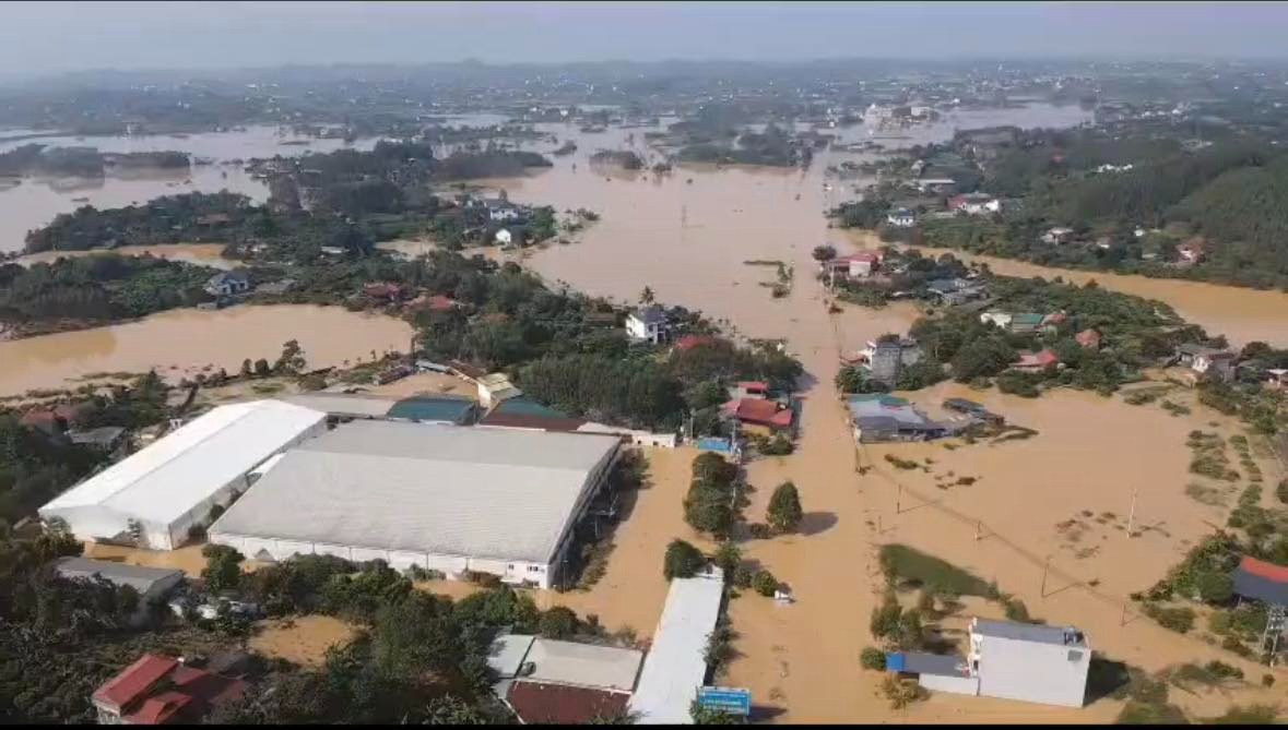 VIDEO: Nhiều khu dân cư ở Bắc Ninh nước ngập mái nhà trong trận lũ lịch sử- Ảnh 5. VIDEO: Nhiều khu dân cư ở Bắc Ninh nước ngập mái nhà trong trận lũ lịch sử- Ảnh 5.