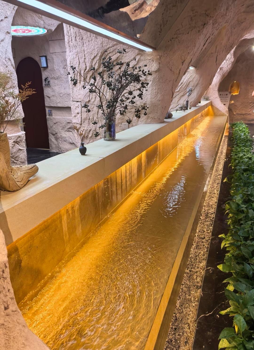 Dân tình đang ùn ùn check-in tại 1 nhà vệ sinh công cộng: Thật sự mê hoặc, không ai muốn rời đi- Ảnh 4.