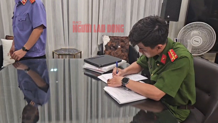 CLIP: Công an TP HCM khám xét nhà diễn viên Trương Ngọc Ánh- Ảnh 4. CLIP: Công an TP HCM khám xét nhà diễn viên Trương Ngọc Ánh- Ảnh 4.