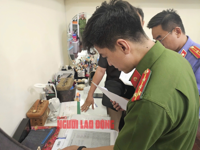 CLIP: Công an TP HCM khám xét nhà diễn viên Trương Ngọc Ánh- Ảnh 5. CLIP: Công an TP HCM khám xét nhà diễn viên Trương Ngọc Ánh- Ảnh 5.