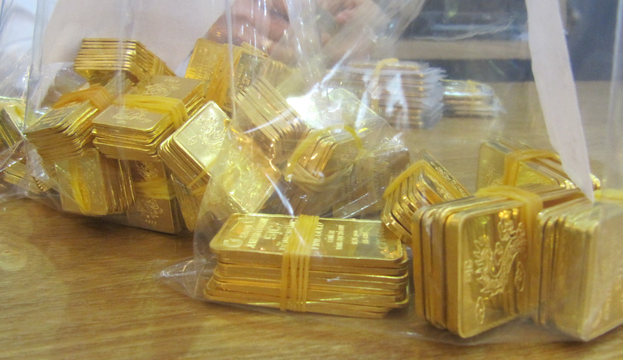 Giá vàng nhẫn vượt vàng miếng SJC , biến động thị trường 1 - 11 - Ảnh 2. Giá vàng nhẫn vượt vàng miếng SJC , biến động thị trường 1 - 11 - Ảnh 2.