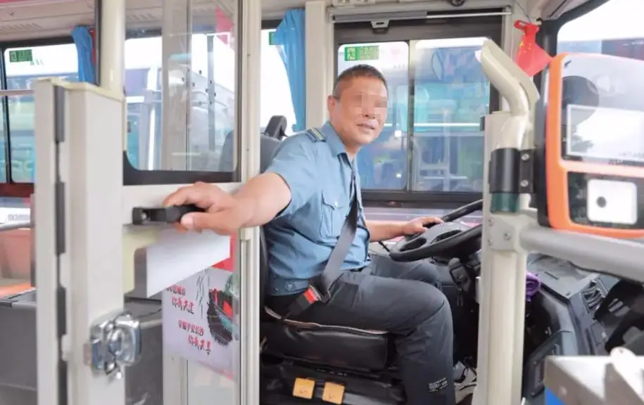 Nam tài xế xe buýt 42 tuổi phát hiện nhiễm HIV, vợ bật khóc nói một câu khiến ai cũng nghẹn- Ảnh 1.