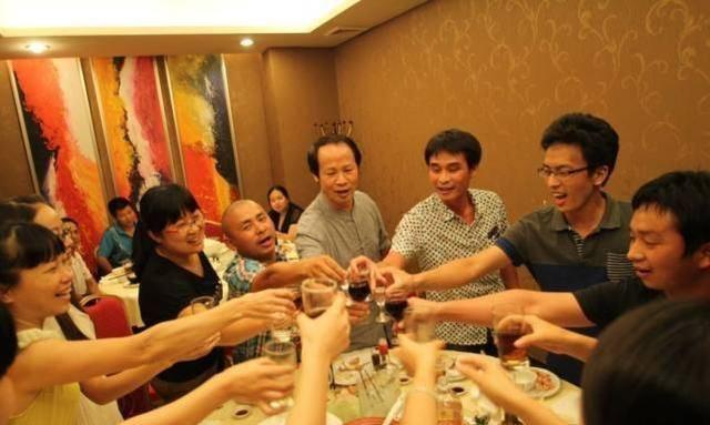 66 tuổi rồi, tôi hiểu ra: Sau 60, đừng đi họp lớp nữa nếu không muốn rước phiền!- Ảnh 1.