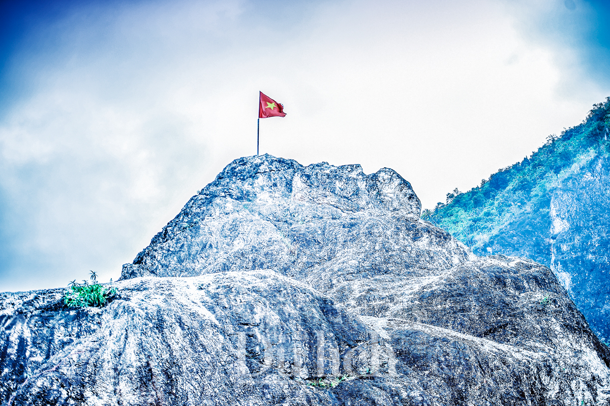 Miền Bắc có đèo được ví là "đèo tuyết phủ": Không phải ở Hà Giang hay Yên Bái, cách Hà Nội chỉ hơn 100km - Ảnh 1.