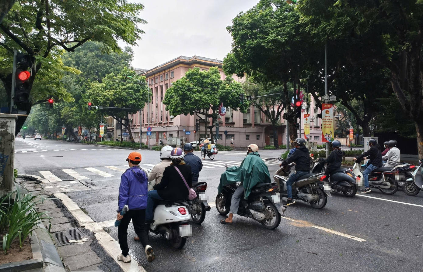 Tài xế dừng đèn đỏ, tay sử dụng điện thoại di động có bị xử phạt?- Ảnh 1.