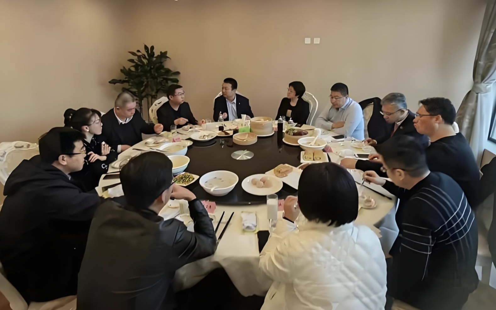 Đi họp lớp, người giỏi tính nhất lại không phải kế toán- Ảnh 1. Đi họp lớp, người giỏi tính nhất lại không phải kế toán- Ảnh 1.