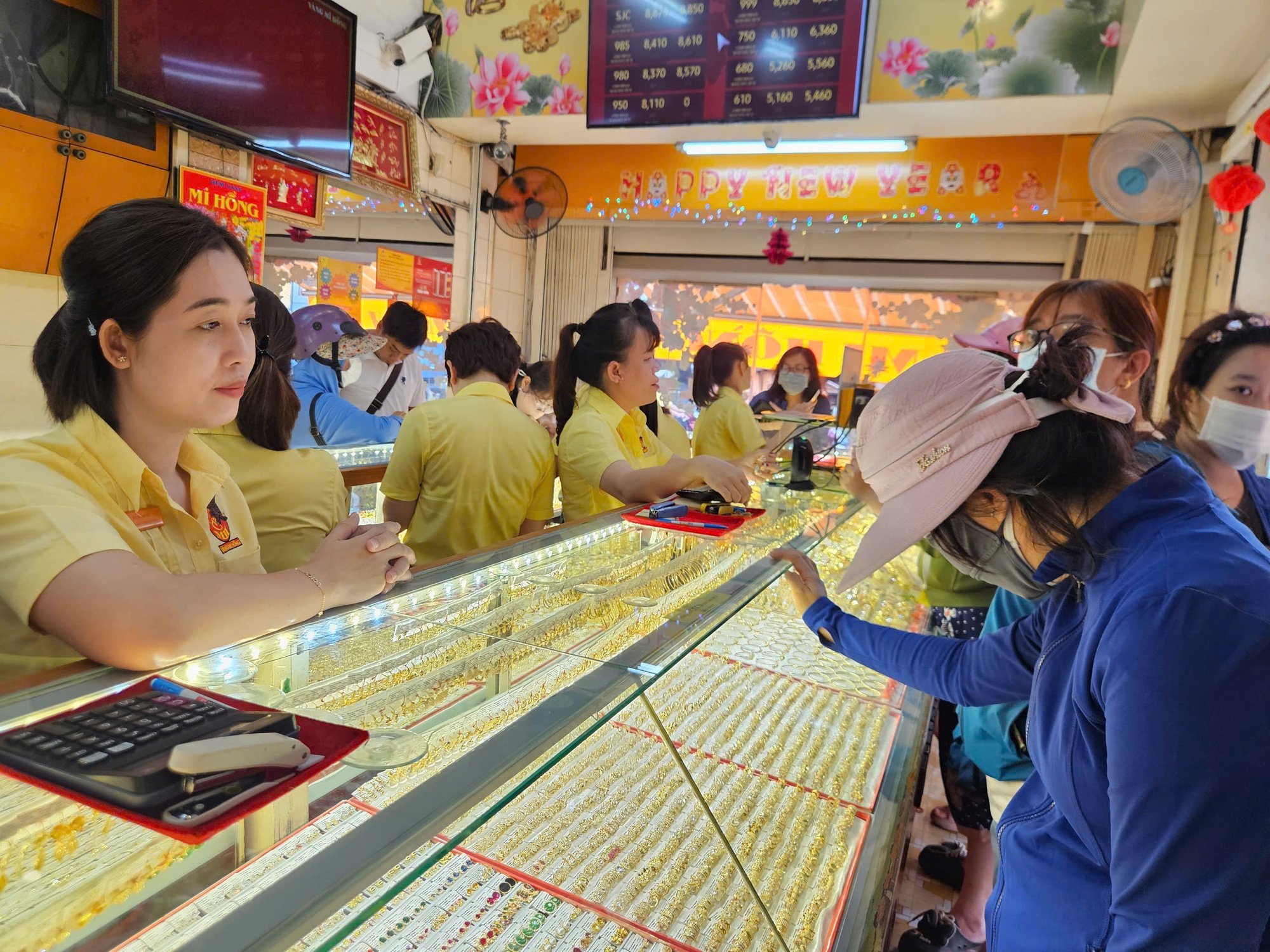 Giá vàng miếng SJC và vàng nhẫn tăng mạnh vào cuối ngày 10 - 11 - Ảnh 2. Giá vàng miếng SJC và vàng nhẫn tăng mạnh vào cuối ngày 10 - 11 - Ảnh 2.