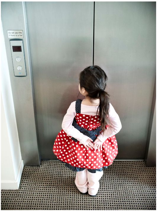 Vào thang máy, nhìn thấy hành xử này của những đứa trẻ, tôi liền biết ngay chúng được gia đình dạy dỗ rất tốt