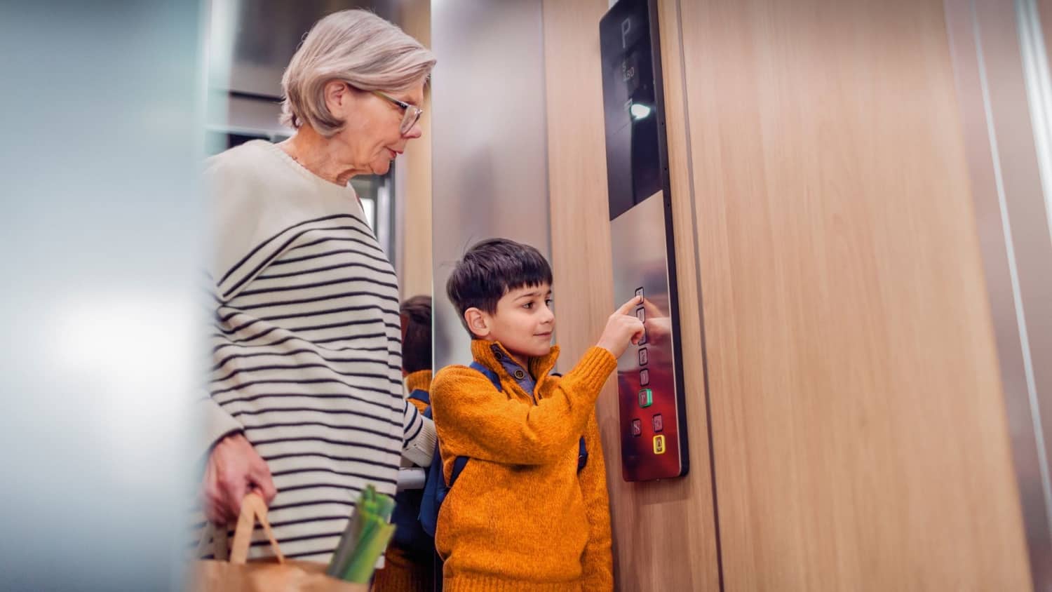 Vào thang máy, nhìn thấy hành xử này của những đứa trẻ, tôi liền biết ngay chúng được gia đình dạy dỗ rất tốt