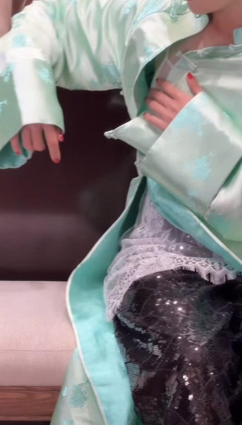 Hứng gạch đá vì bộ ảnh áo dài phản cảm, chèn nhạc "Chinese New Year", brand Việt nói gì? - Ảnh 3. Hứng gạch đá vì bộ ảnh áo dài phản cảm, chèn nhạc "Chinese New Year", brand Việt nói gì? - Ảnh 3.