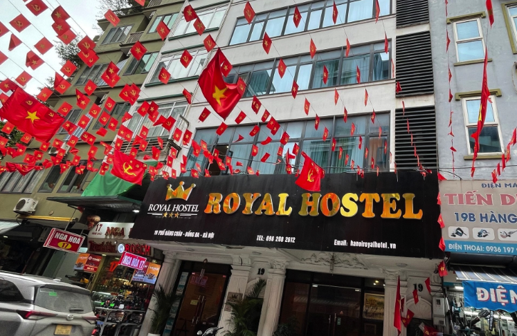 Loạt khách sạn "Royal" liên lụy trong vụ "bùng phòng" du khách tại phố Hàng Cháo - Ảnh 2.