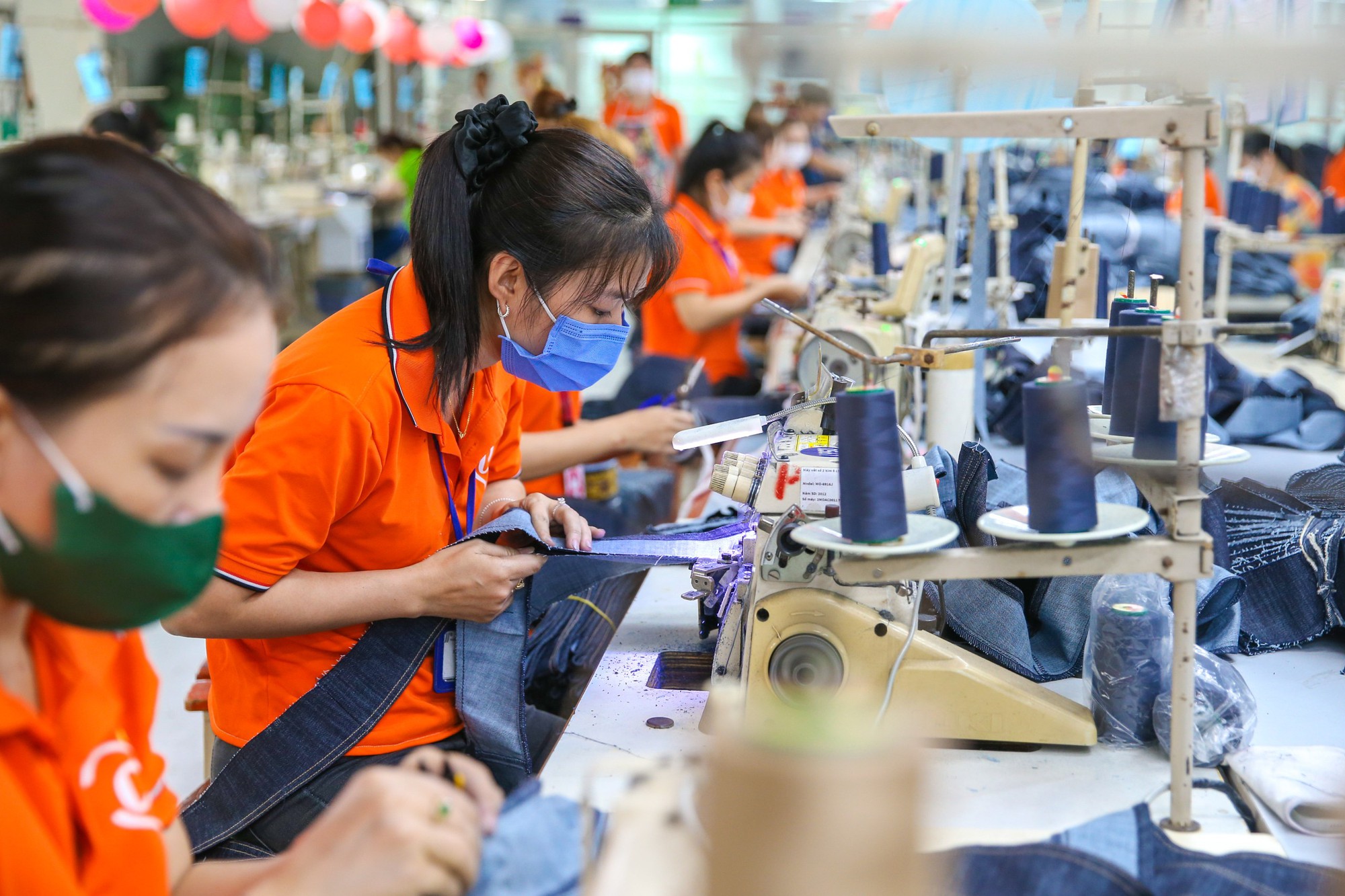 TĂNG LƯƠNG TỐI THIỂU VÙNG Từ 1-1-2026: Đã tính đến bối cảnh kinh tế - xã hội - Ảnh 1. TĂNG LƯƠNG TỐI THIỂU VÙNG Từ 1-1-2026: Đã tính đến bối cảnh kinh tế - xã hội - Ảnh 1.