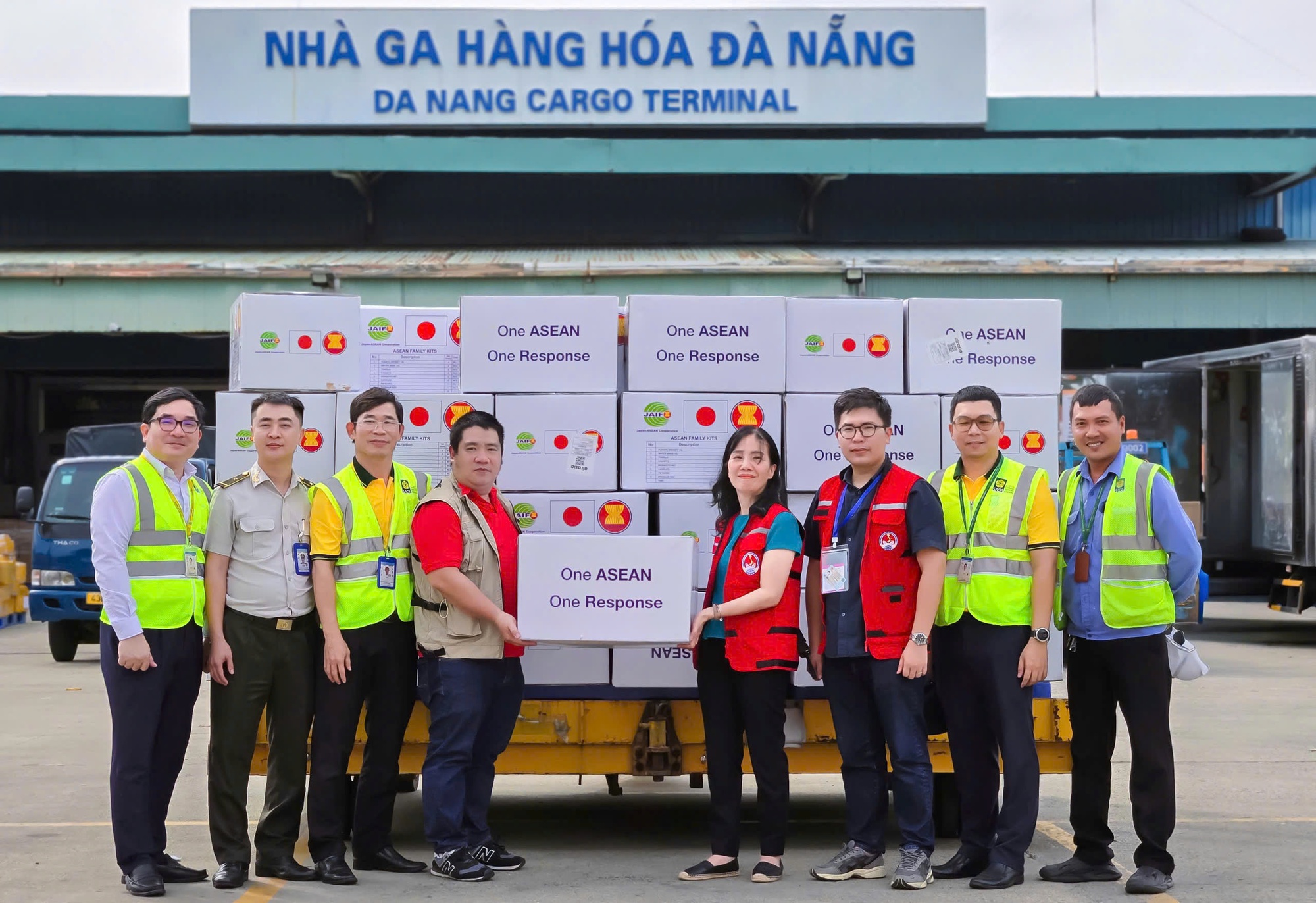 Hàng viện trợ khẩn cấp của ASEAN đến Đà Nẵng hỗ trợ đồng bào vùng lũ - Ảnh 2. Hàng viện trợ khẩn cấp của ASEAN đến Đà Nẵng hỗ trợ đồng bào vùng lũ - Ảnh 2.