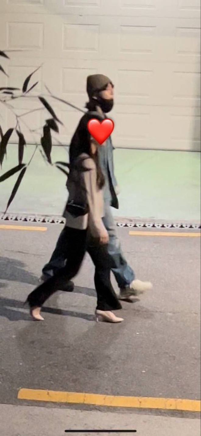 Choáng váng vì Jungkook (BTS) bị "phốt": Là tra nam, đã đưa 4 cô gái về nhà chỉ trong 1 tháng? - Ảnh 3. Choáng váng vì Jungkook (BTS) bị "phốt": Là tra nam, đã đưa 4 cô gái về nhà chỉ trong 1 tháng? - Ảnh 3.