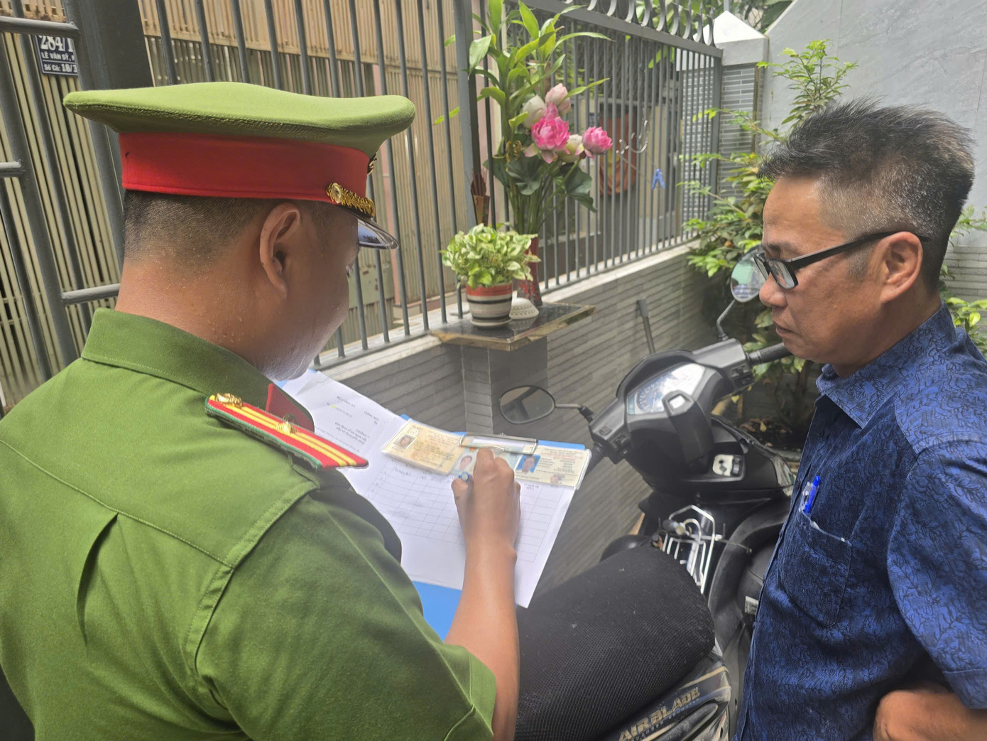 Từ 1/12, người mua bán xe không làm thủ tục đúng hạn có thể bị phạt đến 12 triệu đồng Từ 1/12, người mua bán xe không làm thủ tục đúng hạn có thể bị phạt đến 12 triệu đồng