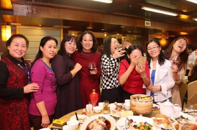 Mẹ Hà Nội chia sẻ: Họp lớp ở tuổi 40, bên ngoài là nụ cười, bên trong là cuộc “so ví” không ai nói ra Mẹ Hà Nội chia sẻ: Họp lớp ở tuổi 40, bên ngoài là nụ cười, bên trong là cuộc “so ví” không ai nói ra