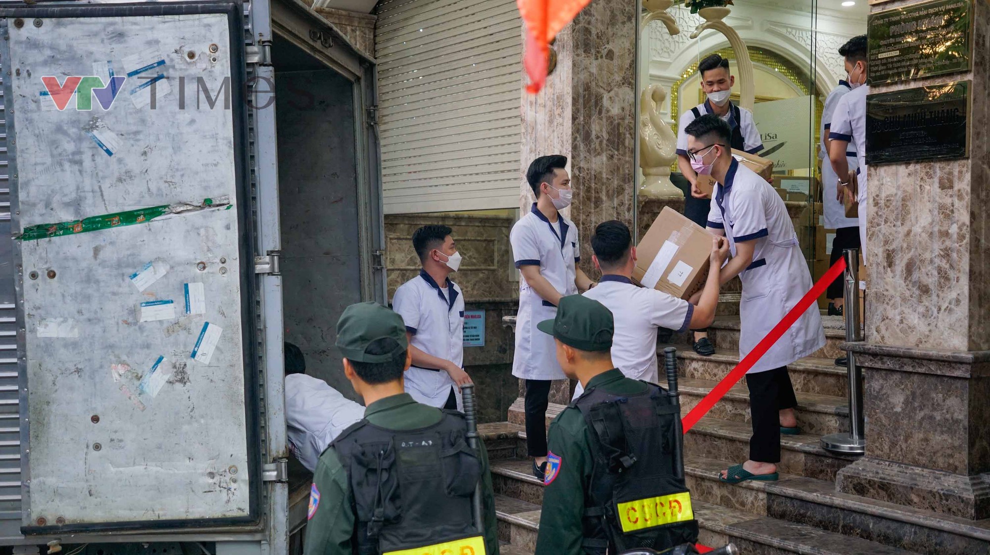 Công an làm việc suốt 8 tiếng ở Thẩm mỹ viện Mailisa Hà Nội, hàng chục thùng carton được chuyển ra- Ảnh 2. Công an làm việc suốt 8 tiếng ở Thẩm mỹ viện Mailisa Hà Nội, hàng chục thùng carton được chuyển ra- Ảnh 2.