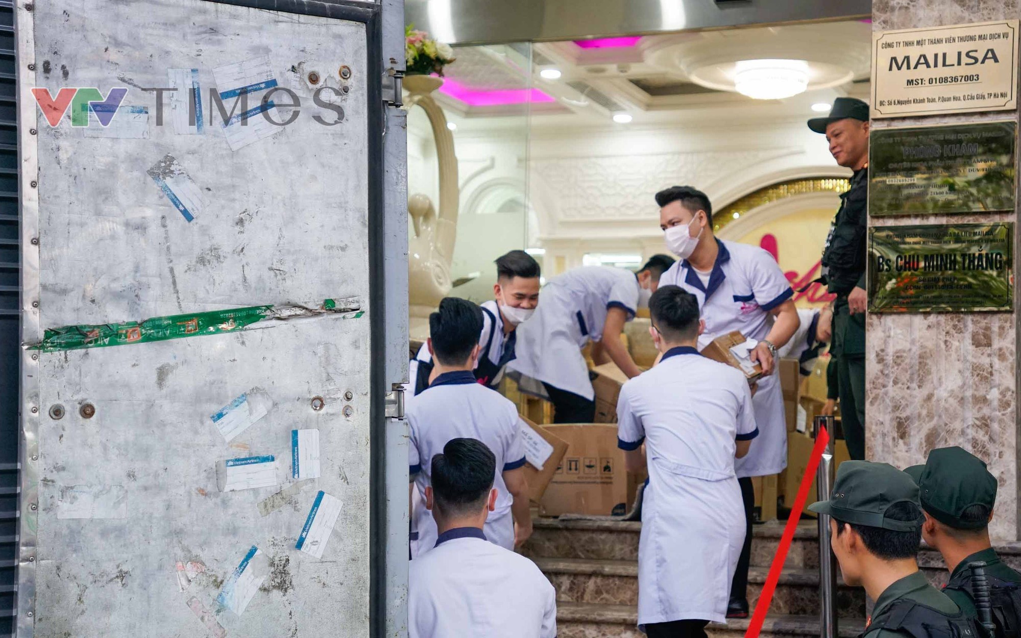 Công an làm việc suốt 8 tiếng ở Thẩm mỹ viện Mailisa Hà Nội, hàng chục thùng carton được chuyển ra- Ảnh 1.