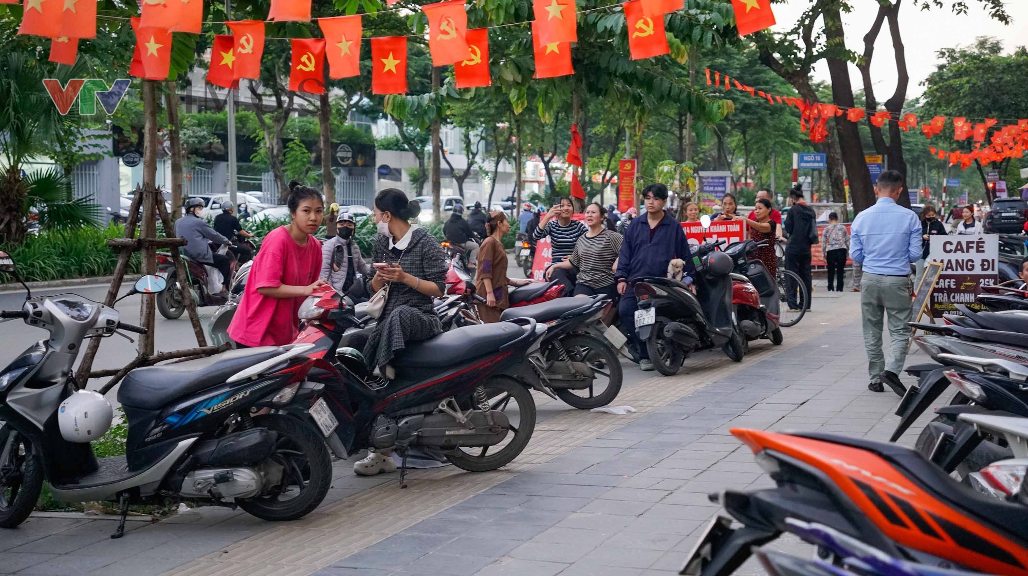 Công an làm việc suốt 8 tiếng ở Thẩm mỹ viện Mailisa Hà Nội, hàng chục thùng carton được chuyển ra- Ảnh 8. Công an làm việc suốt 8 tiếng ở Thẩm mỹ viện Mailisa Hà Nội, hàng chục thùng carton được chuyển ra- Ảnh 8.