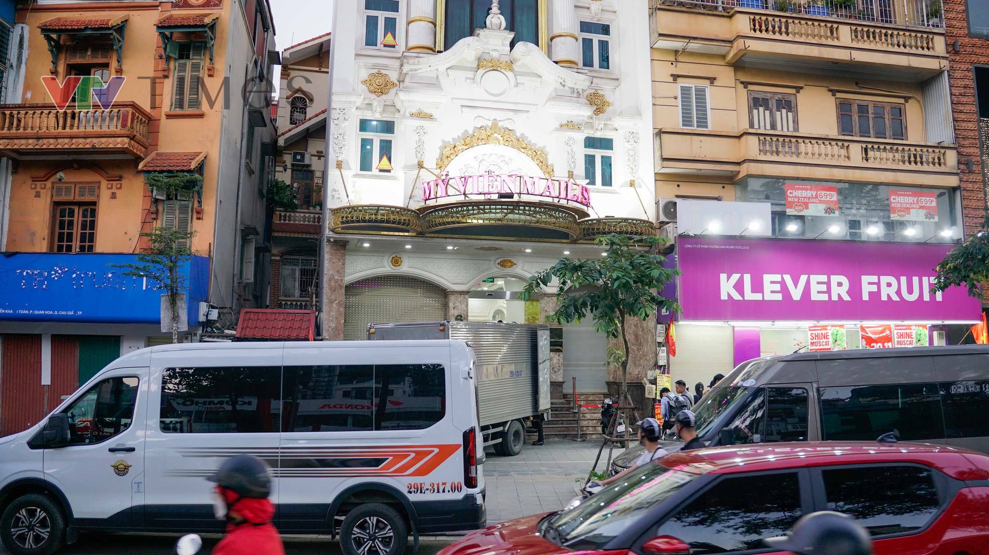 Công an làm việc suốt 8 tiếng ở Thẩm mỹ viện Mailisa Hà Nội, hàng chục thùng carton được chuyển ra- Ảnh 6. Công an làm việc suốt 8 tiếng ở Thẩm mỹ viện Mailisa Hà Nội, hàng chục thùng carton được chuyển ra- Ảnh 6.