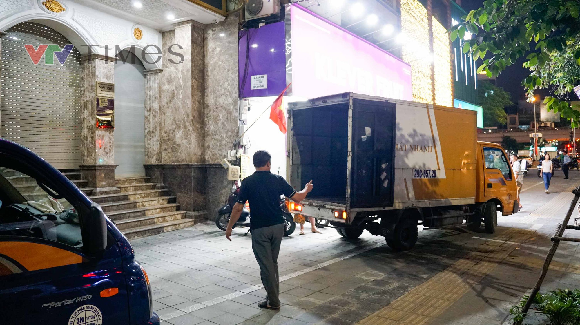 Công an làm việc suốt 8 tiếng ở Thẩm mỹ viện Mailisa Hà Nội, hàng chục thùng carton được chuyển ra- Ảnh 4. Công an làm việc suốt 8 tiếng ở Thẩm mỹ viện Mailisa Hà Nội, hàng chục thùng carton được chuyển ra- Ảnh 4.