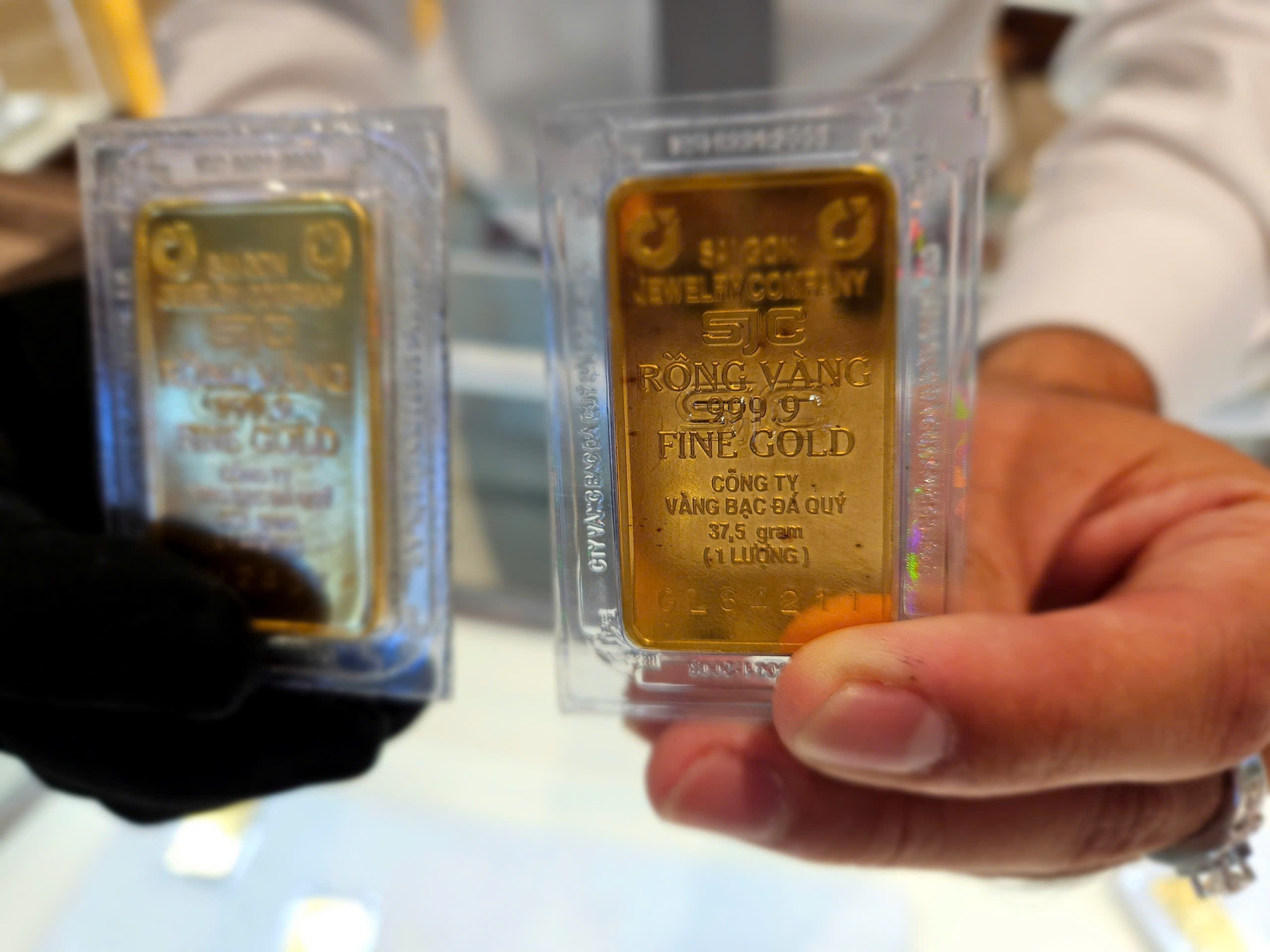 Giá vàng miếng SJC tăng mạnh áp sát đỉnh lịch sử vào Tối 13 - 11 - Ảnh 2. Giá vàng miếng SJC tăng mạnh áp sát đỉnh lịch sử vào Tối 13 - 11 - Ảnh 2.