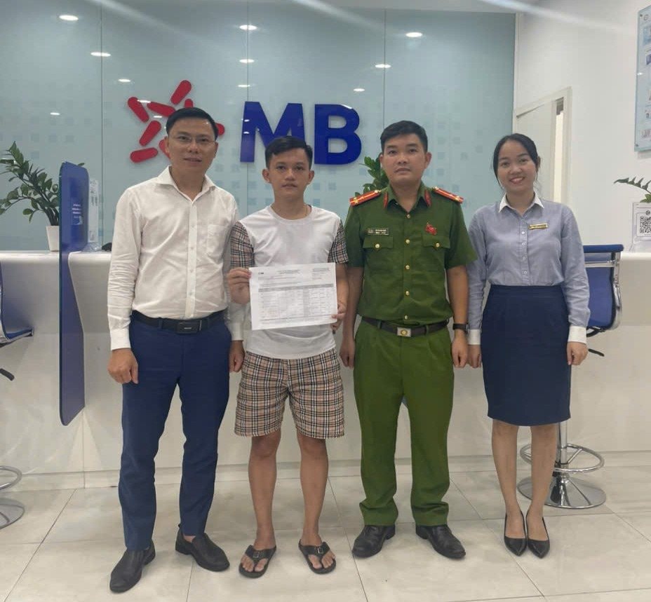 Nam sinh 2006 nhận được 499 triệu đồng chuyển khoản từ STK 0000666688xx, lập tức trình báo công an phường- Ảnh 2.