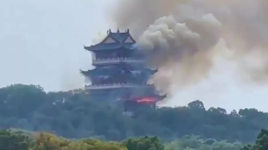 Cháy chùa trên núi Trung Quốc: Nghi do du khách, người dân cách nhiều km kể khoảnh khắc phát hiện lửa, - Ảnh 4. Cháy chùa trên núi Trung Quốc: Nghi do du khách, người dân cách nhiều km kể khoảnh khắc phát hiện lửa, - Ảnh 4.