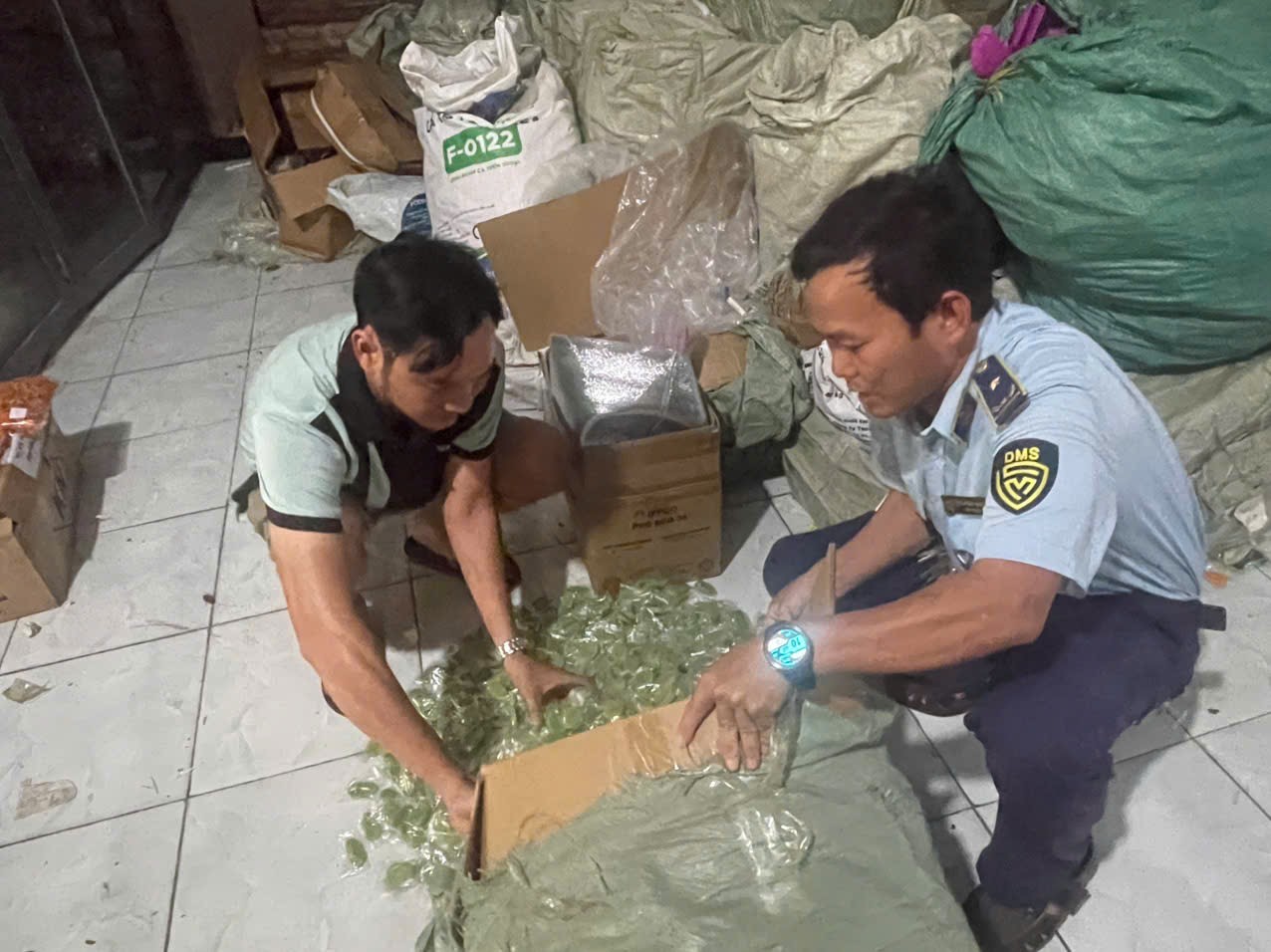 Bắt quả tang kho kẹo dẻo không nhãn mác tại TP HCM chuẩn bị bán Tết - Ảnh 1.