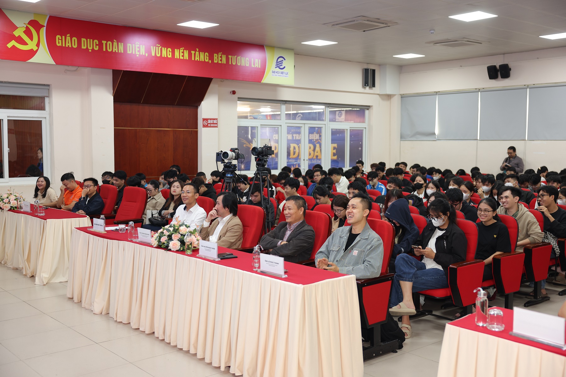 Sinh viên Đại học Điện lực hùng biện về xe điện: giàu sức thuyết phục, có lẽ vì các em có chuyên môn về điện!- Ảnh 2. Sinh viên Đại học Điện lực hùng biện về xe điện: giàu sức thuyết phục, có lẽ vì các em có chuyên môn về điện!- Ảnh 2.